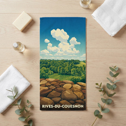 Serviette de bain souvenir de la ville de Rives-du-Couesnon avec une illustration de paysage champêtre.