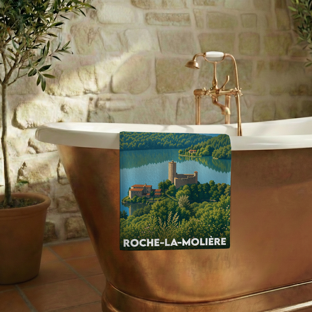 Serviette de bain souvenir de Roche-la-Molière ornée d'une illustration stylisée du château et du lac.