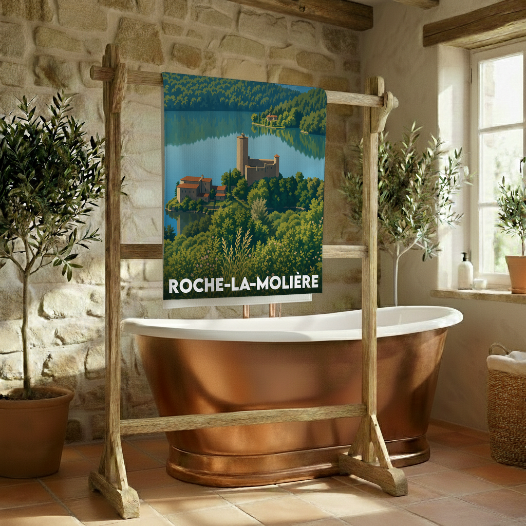 Serviette de bain souvenir de Roche-la-Molière avec une illustration stylisée du château et de son environnement verdoyant.