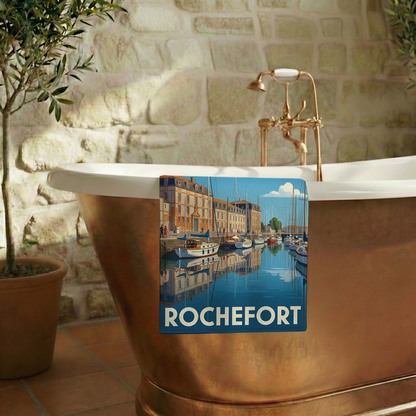 Serviette de bain souvenir de la ville de Rochefort avec une illustration stylisée.