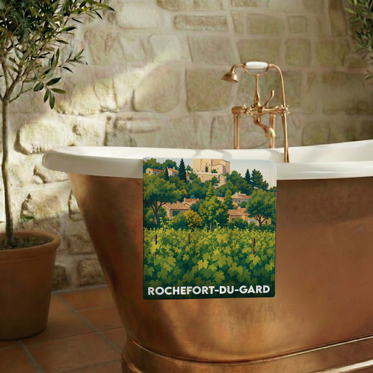 Serviette de bain souvenir de Rochefort-du-Gard avec une illustration stylisée de son paysage provençal.