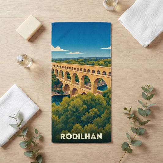 Serviette de bain souvenir de la ville de Rodilhan illustrée d'un pont en pierre de style aqueduc.