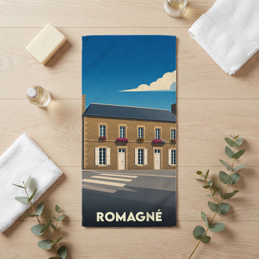 Serviette de bain souvenir de la ville de Romagné avec une illustration stylisée d'une maison traditionnelle.