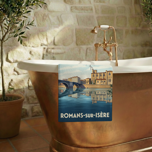 Serviette de bain souvenir de la ville de Romans-sur-Isère avec une illustration stylisée.