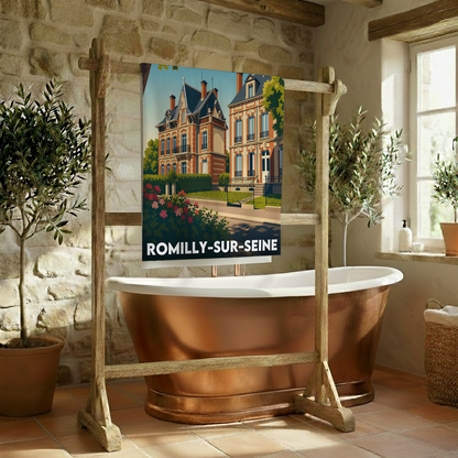 Serviette de bain souvenir de la ville de Romilly-sur-Seine avec une illustration stylisée de maisons bourgeoises et de jardins.