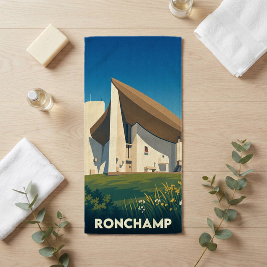 Serviette de bain souvenir de la ville de Ronchamp avec une illustration stylisée de sa célèbre chapelle.