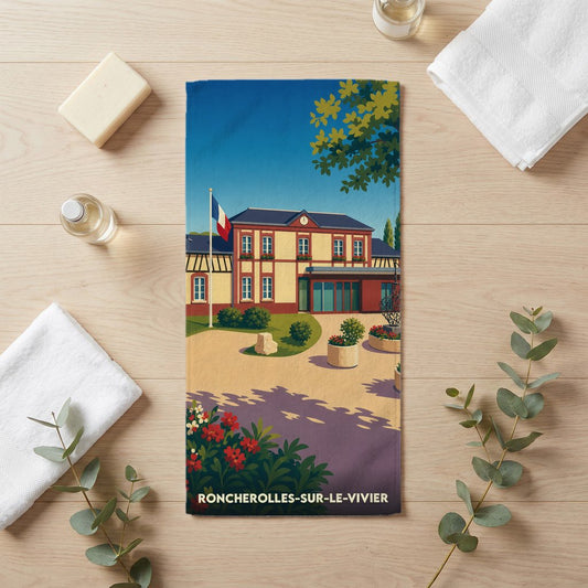 Serviette de bain souvenir de Roncherolles-sur-le-Vivier avec une illustration stylisée de la mairie sous un ciel bleu.