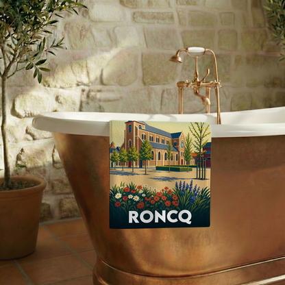 Serviette de bain souvenir de la ville de Roncq avec une illustration stylisée de son église et de fleurs.