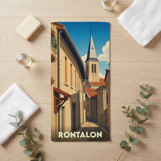 Serviette de bain souvenir de la ville de Rontalon ornée d'une illustration stylisée de ses ruelles et de son église.