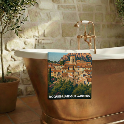 Serviette de bain souvenir de la ville de Roquebrune-sur-Argens avec une illustration stylisée.