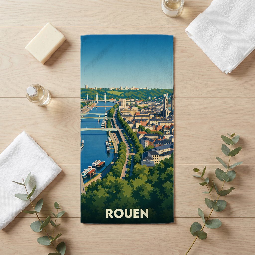 Serviette de bain souvenir de la ville de Rouen ornée d'une illustration stylisée du panorama urbain et de la Seine.