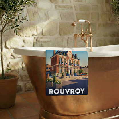 Serviette de bain souvenir de la ville de Rouvroy avec une illustration stylisée de son hôtel de ville.