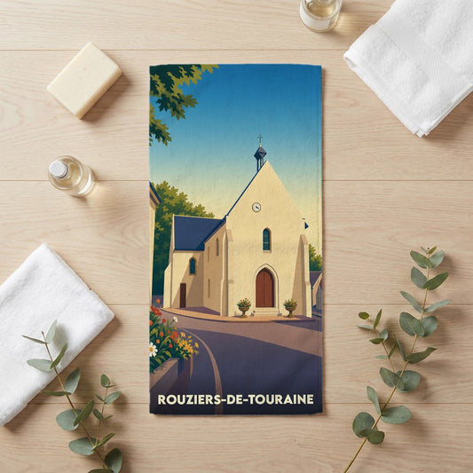 Serviette de bain souvenir de la ville de Rouziers-de-Touraine avec une illustration stylisée de son église.