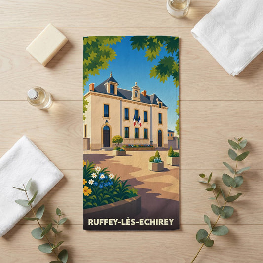Serviette de bain souvenir de la ville de Ruffey-lès-Echirey avec une illustration stylisée de la mairie.