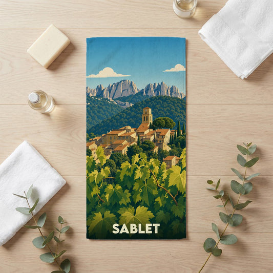 Serviette de bain souvenir de la ville de Sablet avec une illustration stylisée de son village et ses vignes.