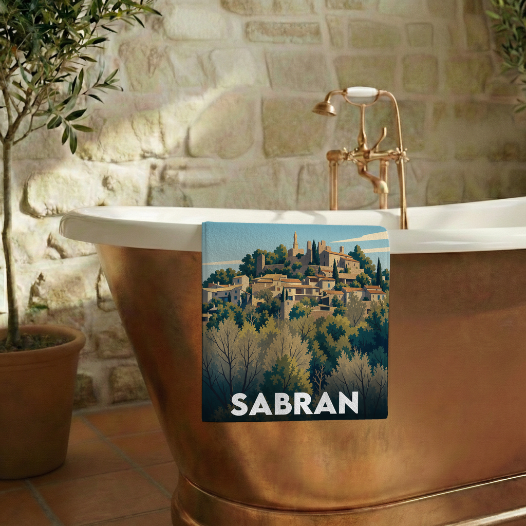 Serviette de bain souvenir de la ville de Sabran avec une illustration stylisée de son village perché.