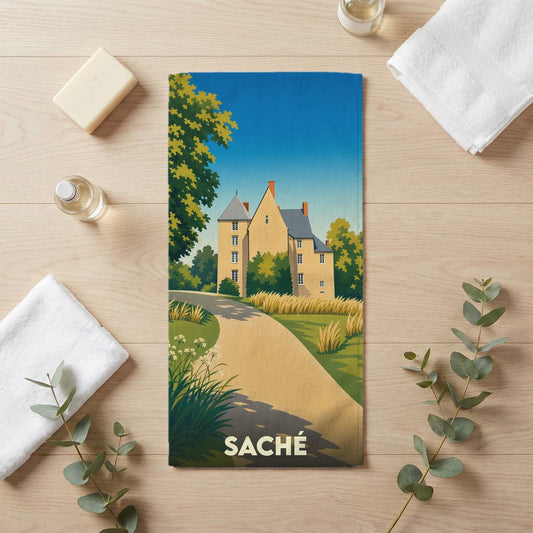Serviette de bain souvenir de la ville de Saché avec une illustration stylisée d'un château.