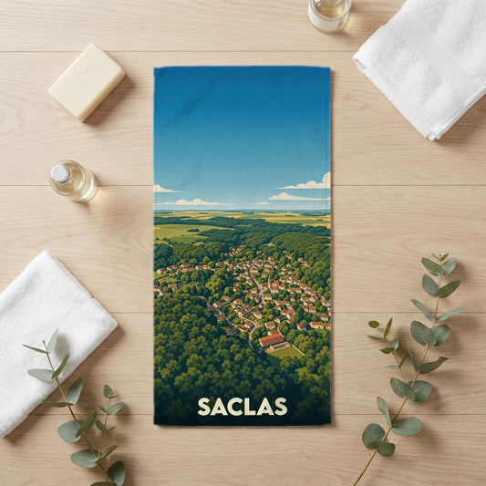 Serviette de bain souvenir de la ville de Saclas avec une illustration stylisée d'une vue aérienne.