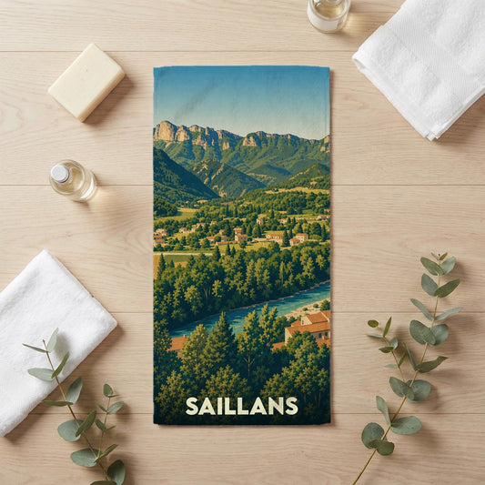 Serviette de bain souvenir de la ville de Saillans avec une illustration stylisée de paysages montagneux.