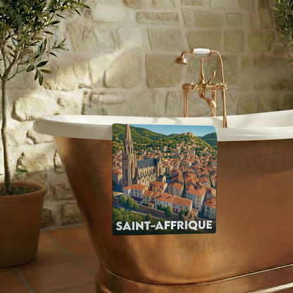 Serviette de bain souvenir de la ville de Saint-Affrique avec une illustration stylisée.