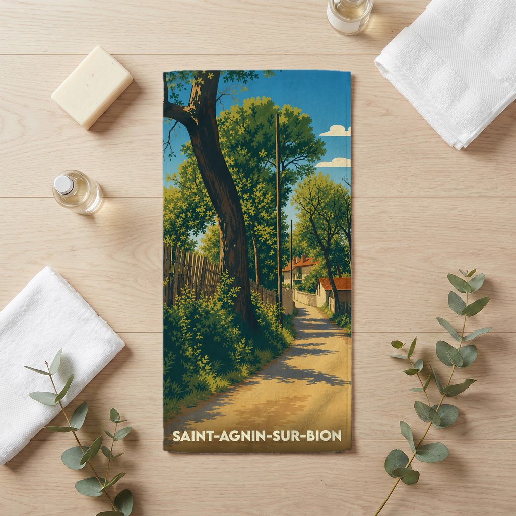 Serviette de bain souvenir de Saint-Agnin-sur-Bion avec une illustration stylisée d'un chemin de campagne ensoleillé.