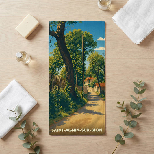 Serviette de bain souvenir de Saint-Agnin-sur-Bion avec une illustration stylisée d'un chemin de campagne ensoleillé.