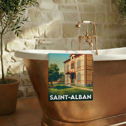 Serviette de bain souvenir de la ville de Saint-Alban avec une illustration stylisée d'une bâtisse historique.