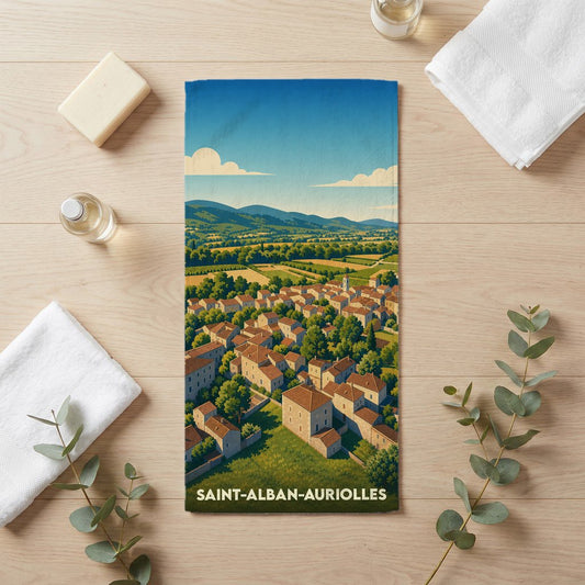 Serviette de bain souvenir de Saint-Alban-Auriolles illustrée d'un paysage de village provençal stylisé.