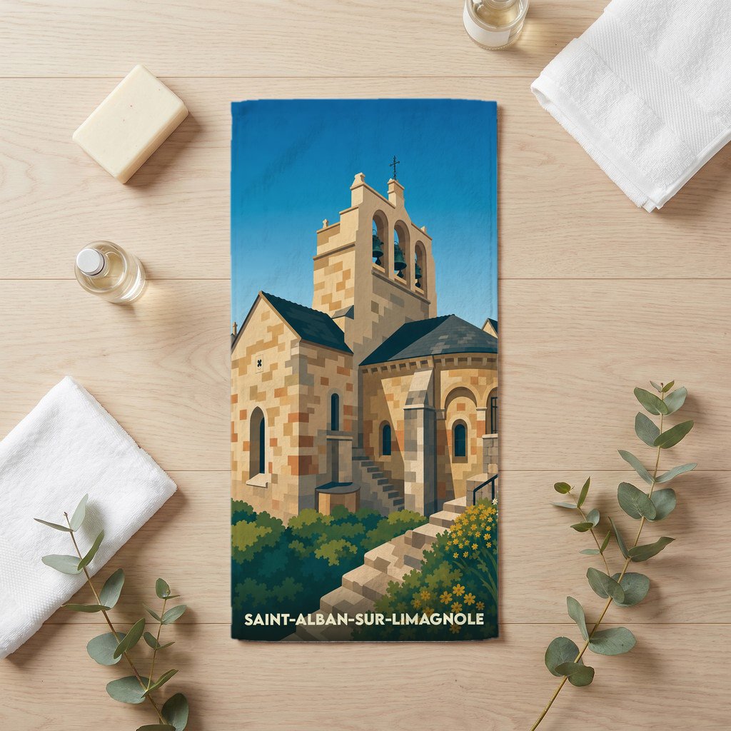 Serviette de bain souvenir de Saint-Alban-sur-Limagnole avec une illustration stylisée de son église romane.
