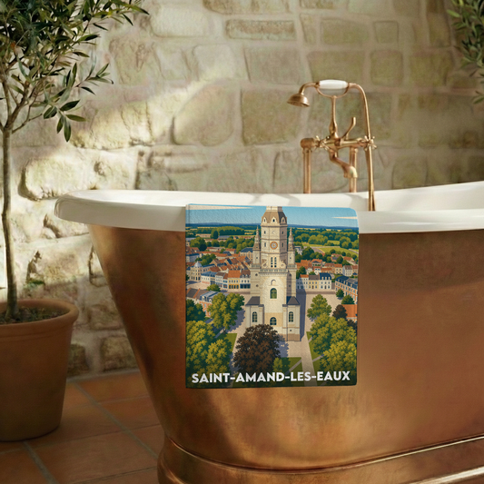 Serviette de bain souvenir de la ville de Saint-Amand-les-Eaux avec une illustration stylisée.