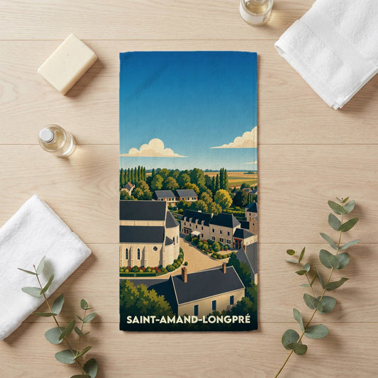 Serviette de bain souvenir de Saint-Amand-Longpré illustrée d'un paysage urbain stylisé.