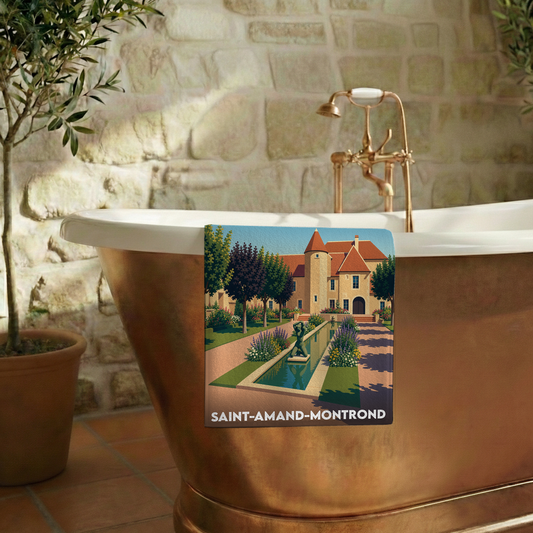 Serviette de bain souvenir de la ville de Saint-Amand-Montrond avec une illustration stylisée d'un château et de ses jardins.