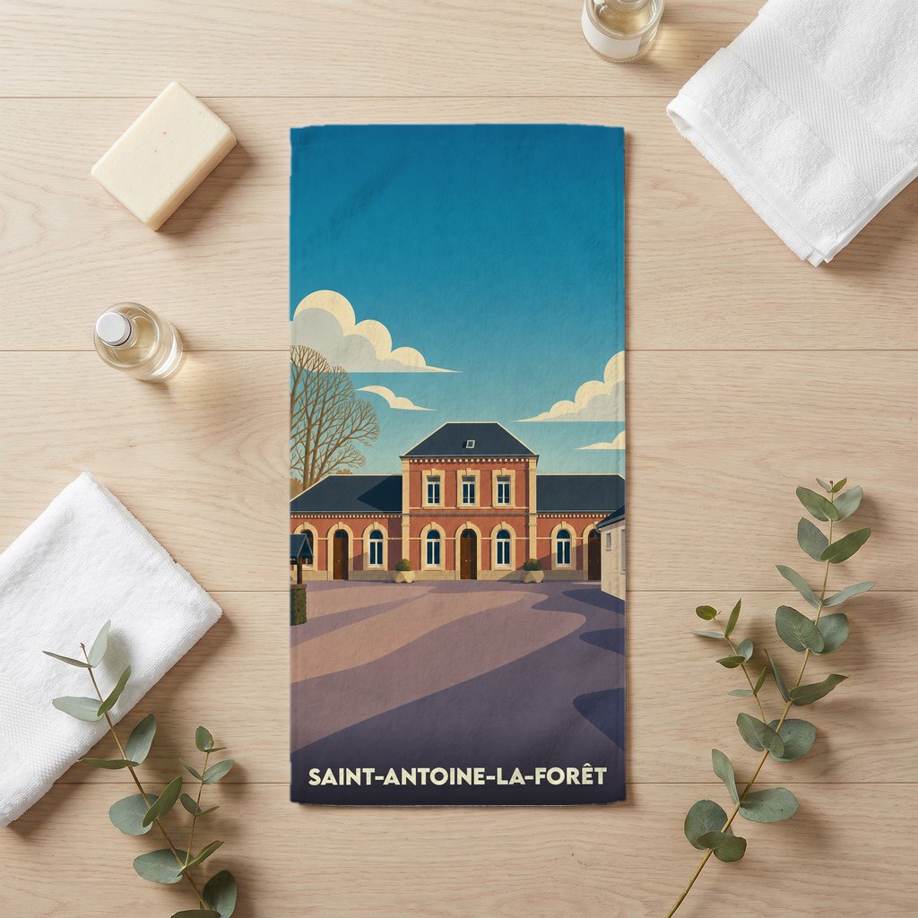 Serviette de bain souvenir de Saint-Antoine-la-Forêt illustrée par un dessin stylisé de sa mairie.