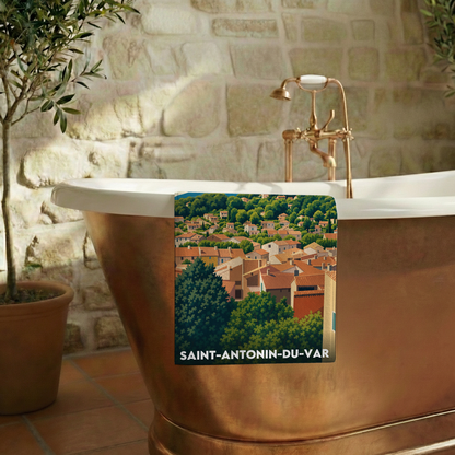Serviette de bain souvenir de la ville de Saint-Antonin-du-Var avec une illustration stylisée.