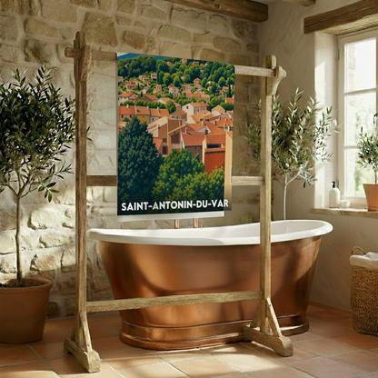 Serviette de bain souvenir de la ville de Saint-Antonin-du-Var avec une illustration stylisée.