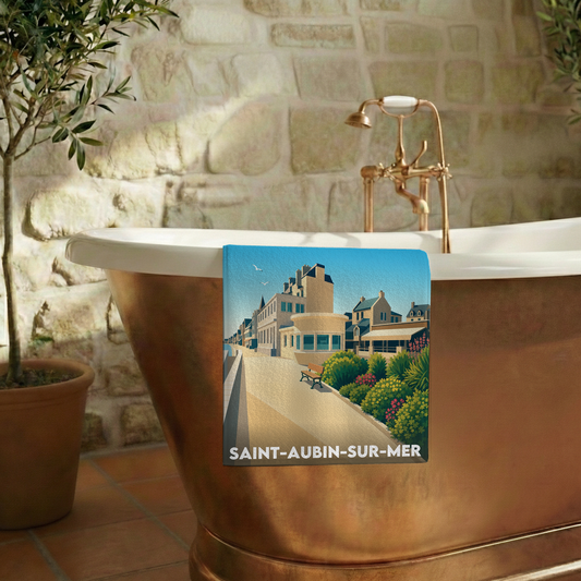 Serviette de bain souvenir de la ville de Saint-Aubin-sur-Mer avec une illustration stylisée.