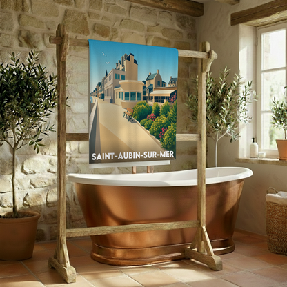 Serviette de bain souvenir de Saint-Aubin-sur-Mer avec une illustration stylisée de son front de mer.