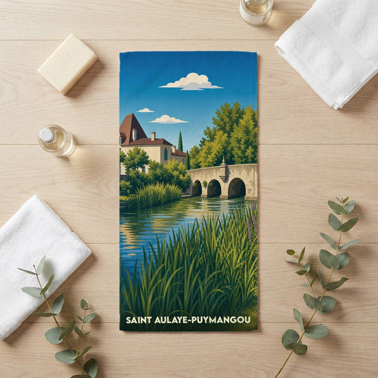 Serviette de bain souvenir de Saint Aulaye-Puymangou ornée d'une illustration stylisée représentant un pont de pierre sur une rivière calme.