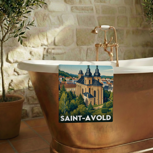 Serviette de bain souvenir de la ville de Saint-Avold avec une illustration stylisée.