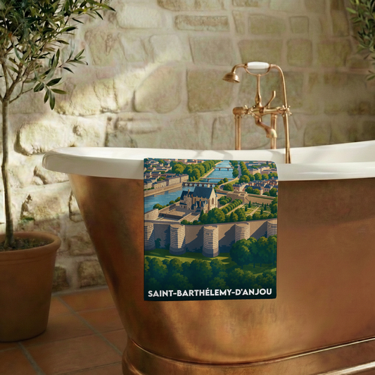 Serviette de bain souvenir de Saint-Barthélemy-d'Anjou illustrée d'un panorama stylisé de la ville.