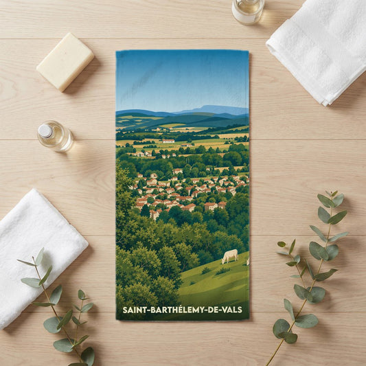 Serviette de bain souvenir de la ville de Saint-Barthélemy-de-Vals avec une illustration stylisée de son paysage rural.