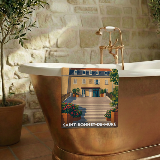 Serviette de bain souvenir de Saint-Bonnet-de-Mure illustrée d'une scène de ville pittoresque.