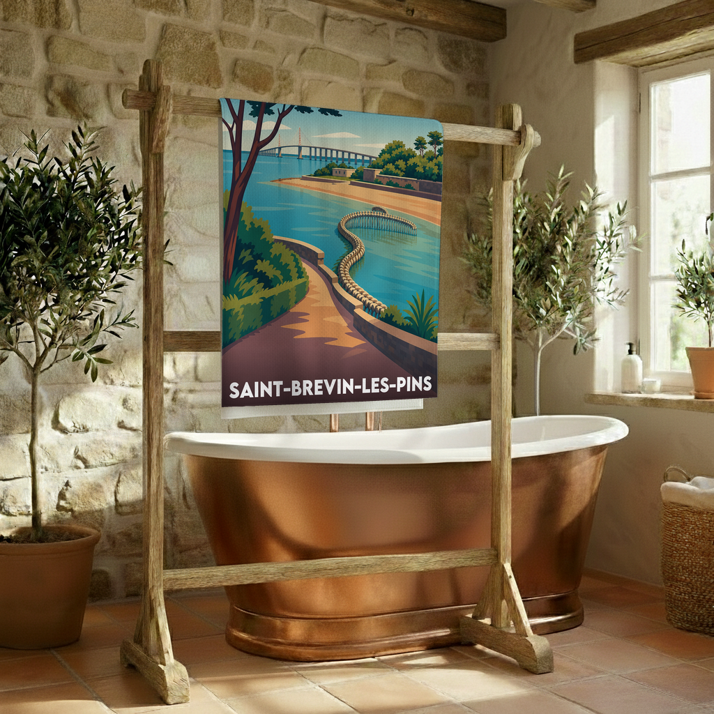Serviette de bain souvenir de la ville de Saint-Brevin-les-Pins avec une illustration stylisée.