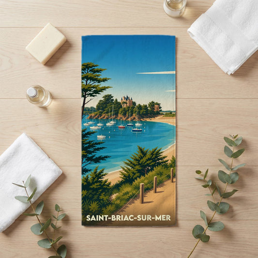 Serviette de bain souvenir de Saint-Briac-sur-Mer illustrée d'une vue stylisée du littoral et de son château.