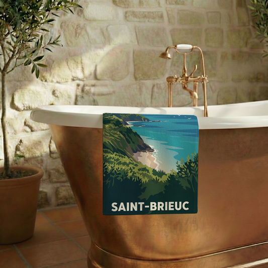 Serviette de bain souvenir de la ville de Saint-Brieuc avec une illustration stylisée de son paysage côtier.