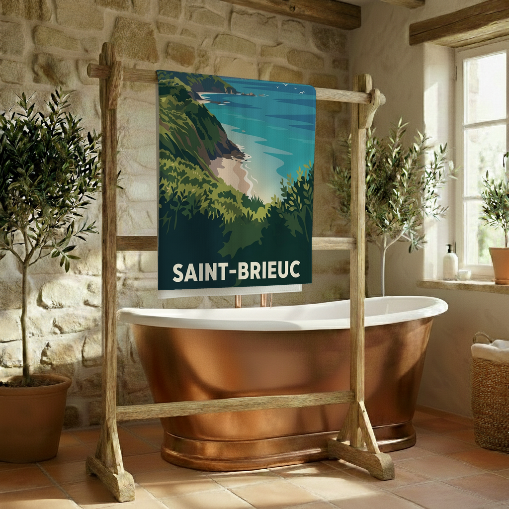 Serviette de bain souvenir de la ville de Saint-Brieuc avec une illustration stylisée de son littoral.