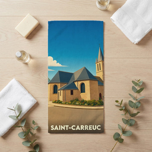 Serviette de bain souvenir de la ville de Saint-Carreuc avec une illustration stylisée de son église.