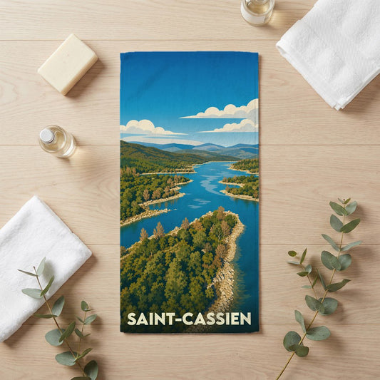 Serviette de bain souvenir de Saint-Cassien ornée d'une illustration stylisée du lac et de ses paysages.