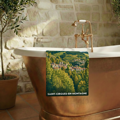 Serviette de bain souvenir de la ville de Saint-Cirgues-en-Montagne avec une illustration stylisée.