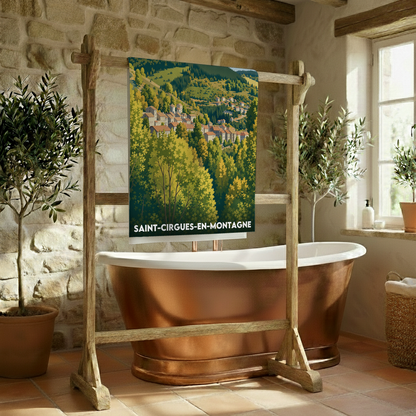 Serviette de bain souvenir de la ville de Saint-Cirgues-en-Montagne avec une illustration paysagère stylisée.